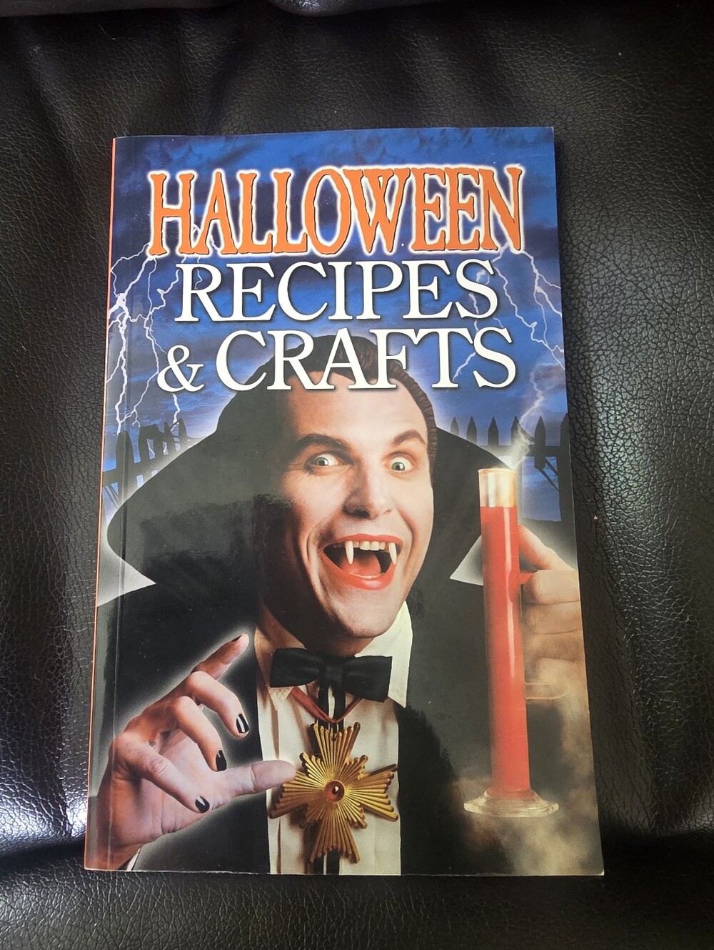 Halloween Recipes & Crafts by Christine Savage: Used